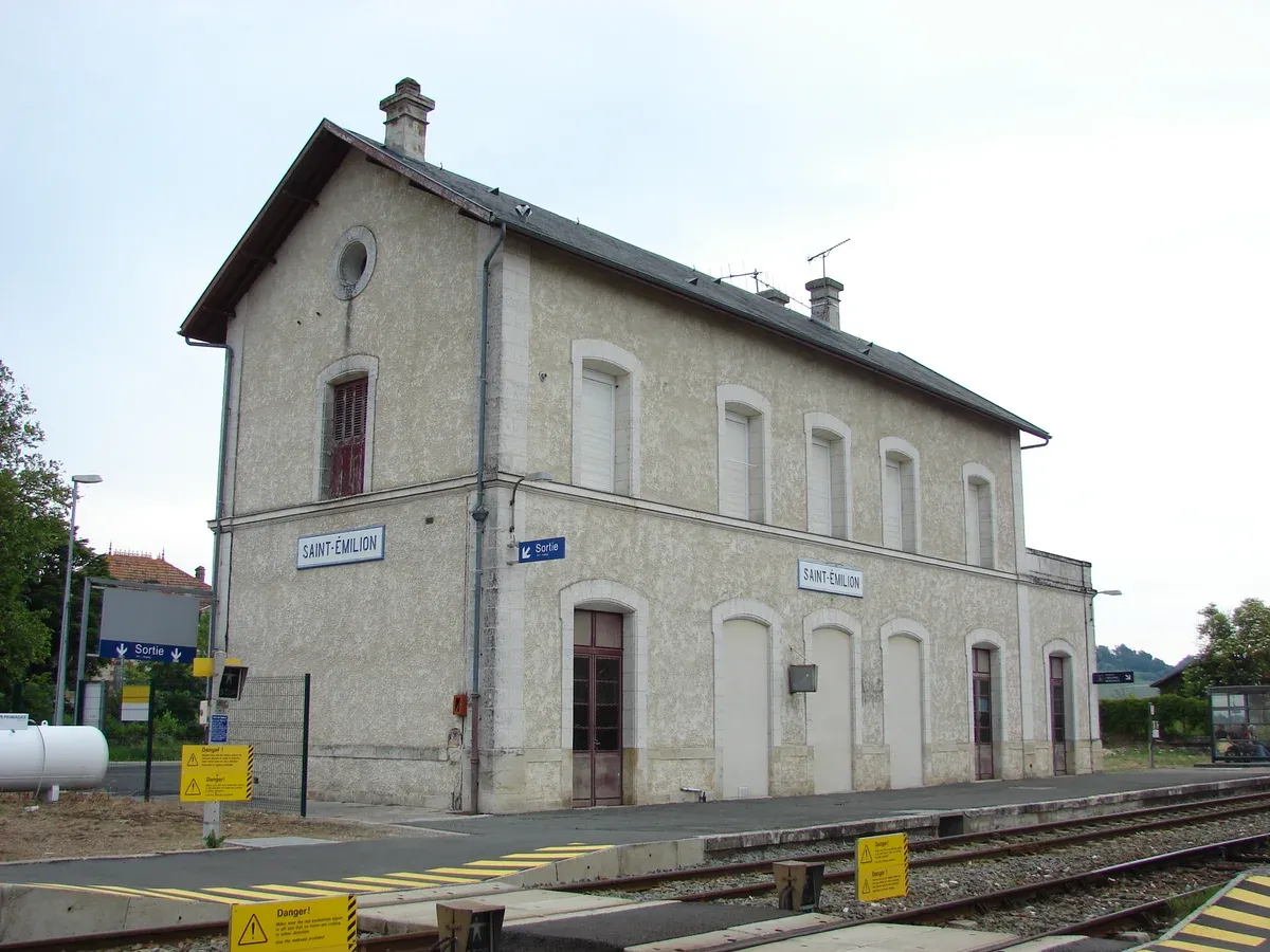 Saint-Émilion railway station, below the village, seen on a Bordeaux wine day tour