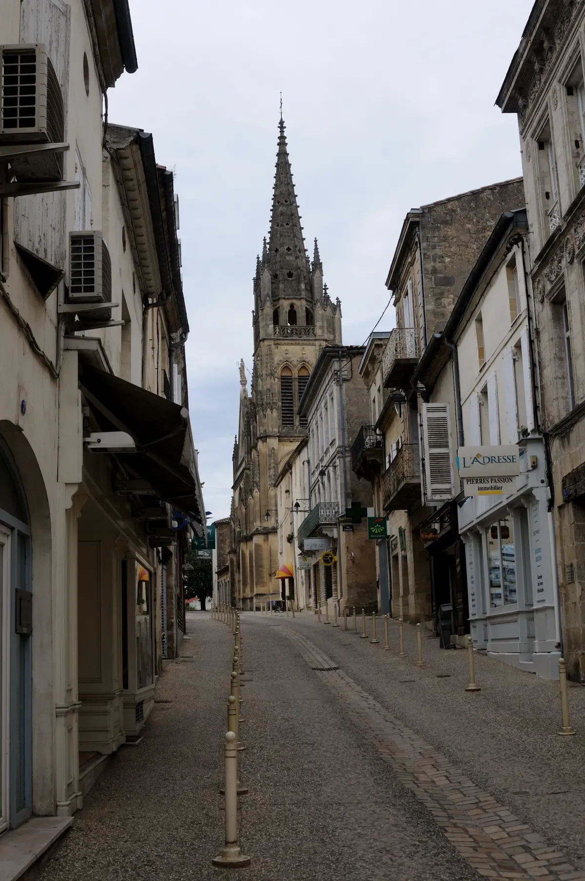 A street in Saint-Émilion leading up to the bell tower of the monolithic church, seen on a Bordeaux wine day tour