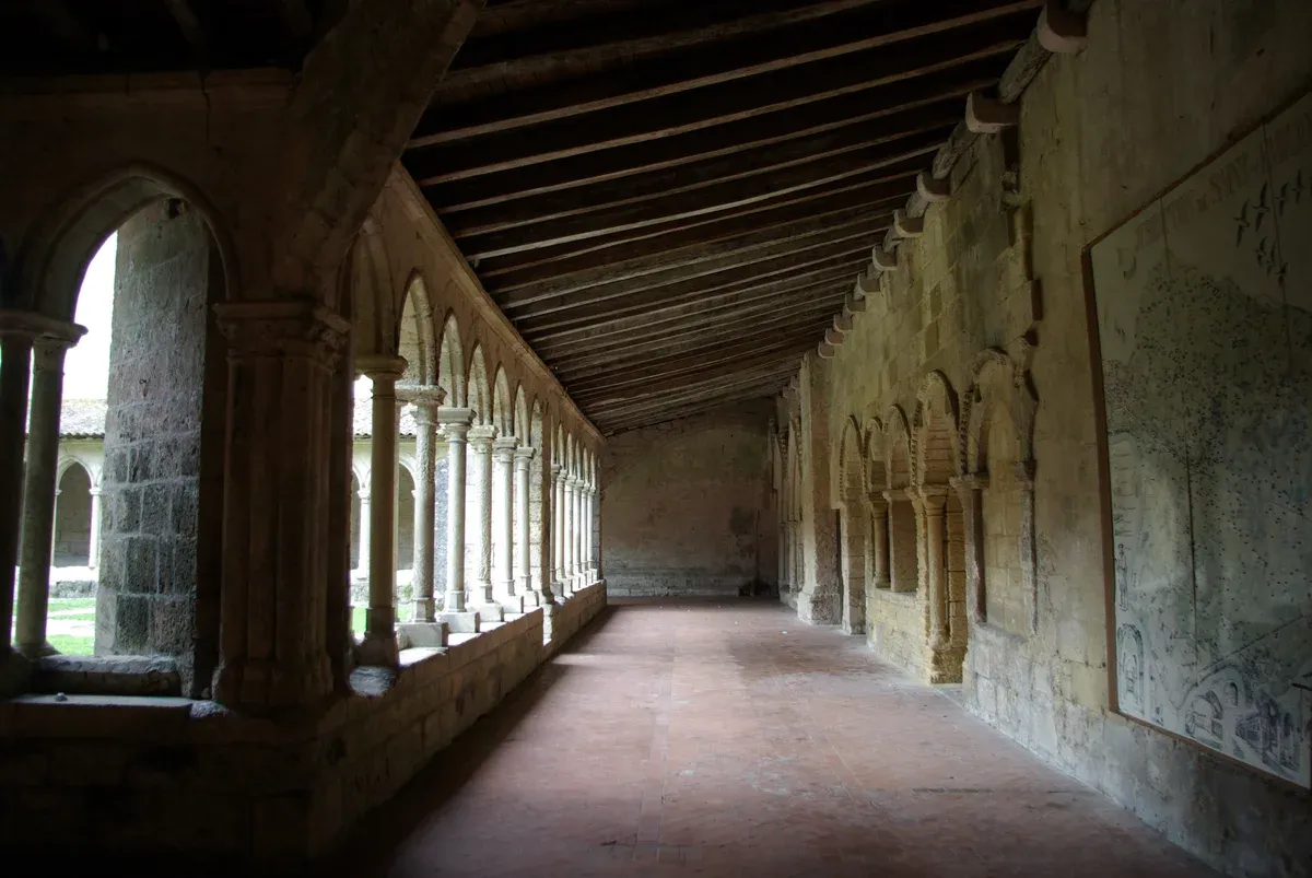 The cloister of the collegiate church in Saint-Émilion, seen on a Bordeaux wine day tour